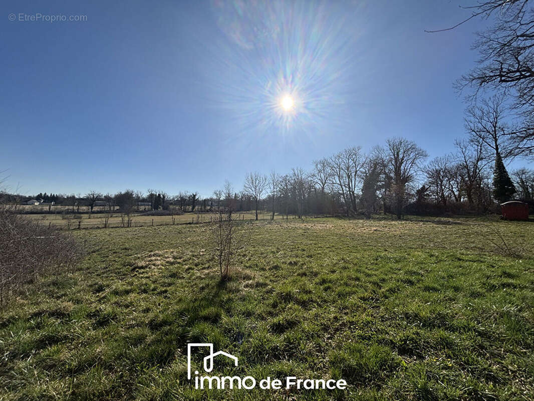 Terrain à ONET-LE-CHATEAU