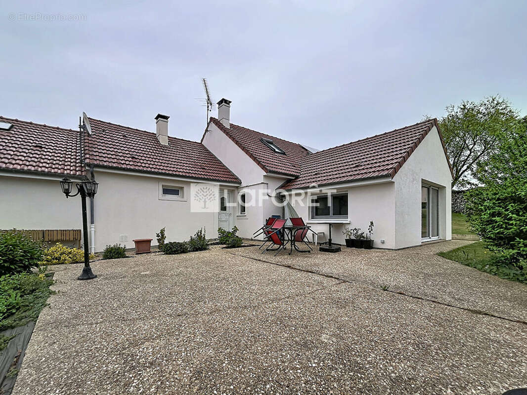 Maison à COUPRAY