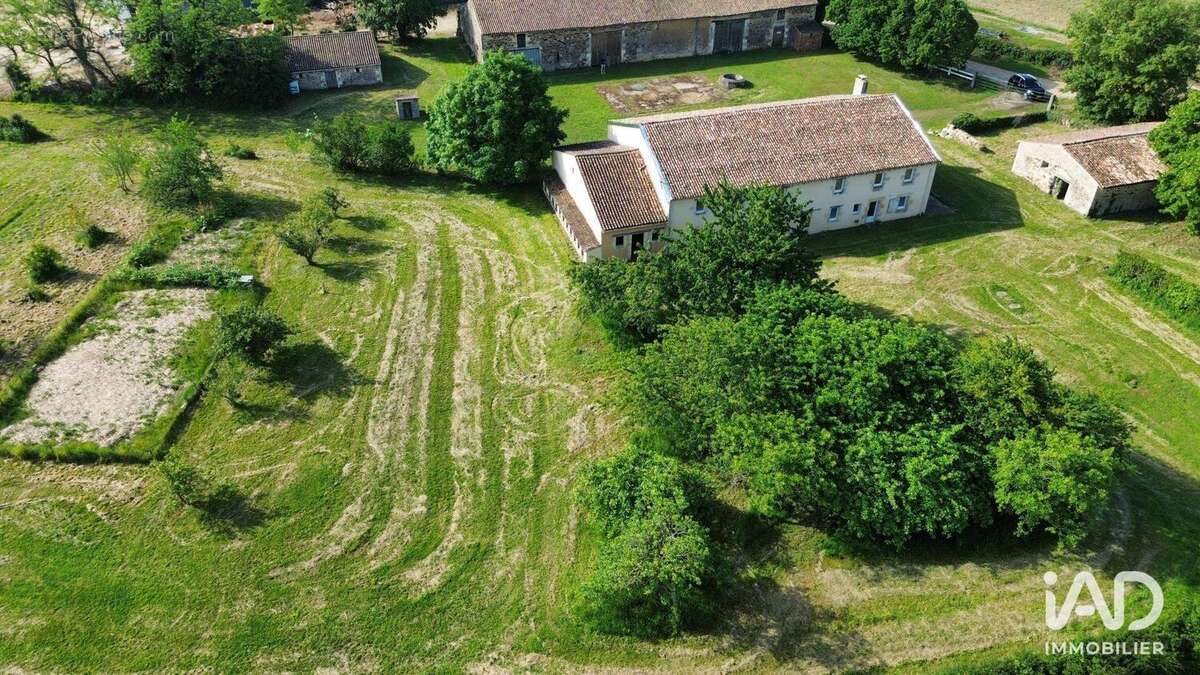 Photo 2 - Maison à VOUILLE