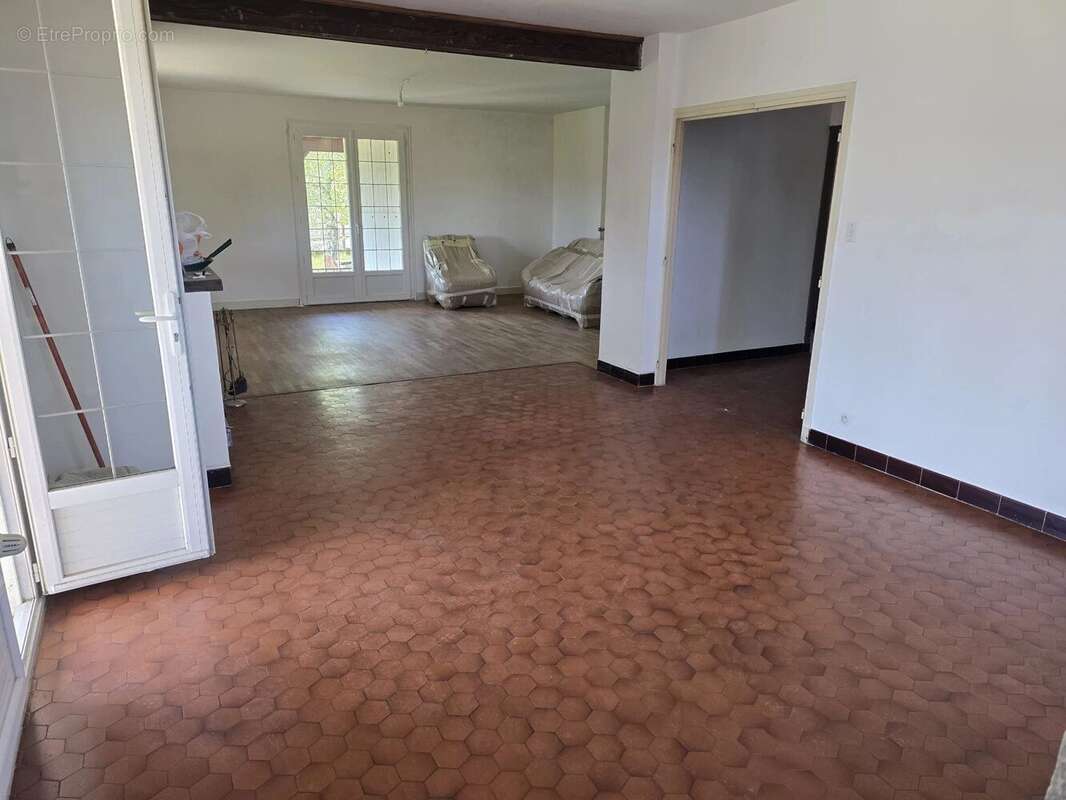 Maison à LE BREUIL-SUR-COUZE
