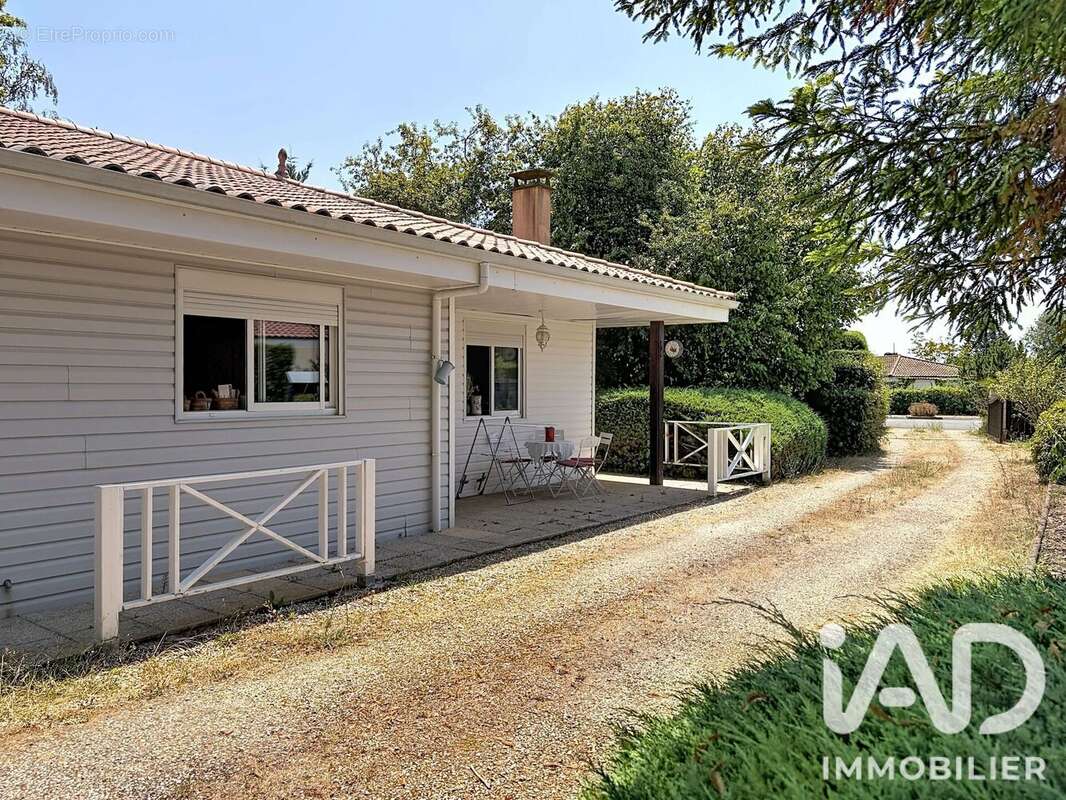 Maison 126 m² à Bussac-Foret  - photo 2