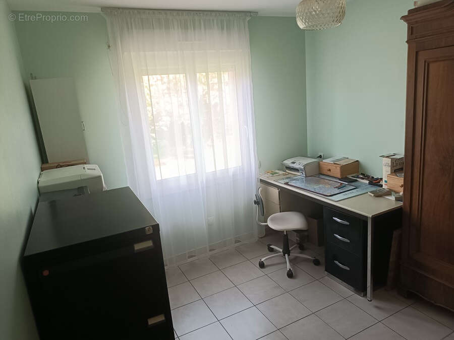 Nérondes (18350)   Ensemble immobilier de 227 m2 avec logement indépendant, véranda et deux garages - photo 11