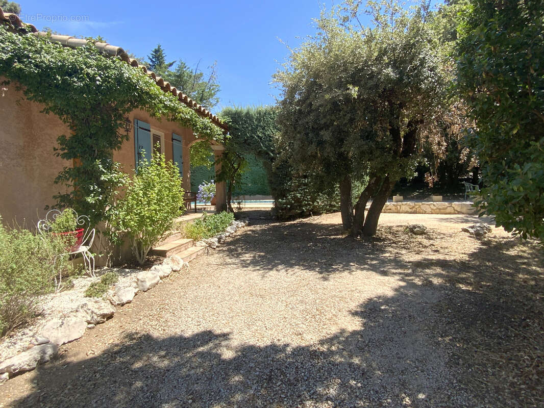 Charmante villa de plain pied avec piscine. - photo 4