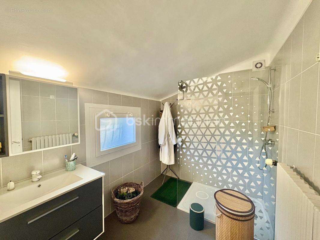 Maison à TOURRETTES