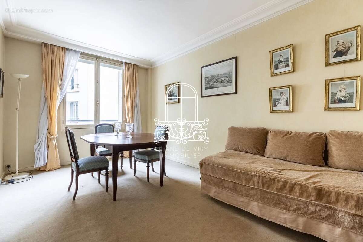 Appartement à PARIS-16E