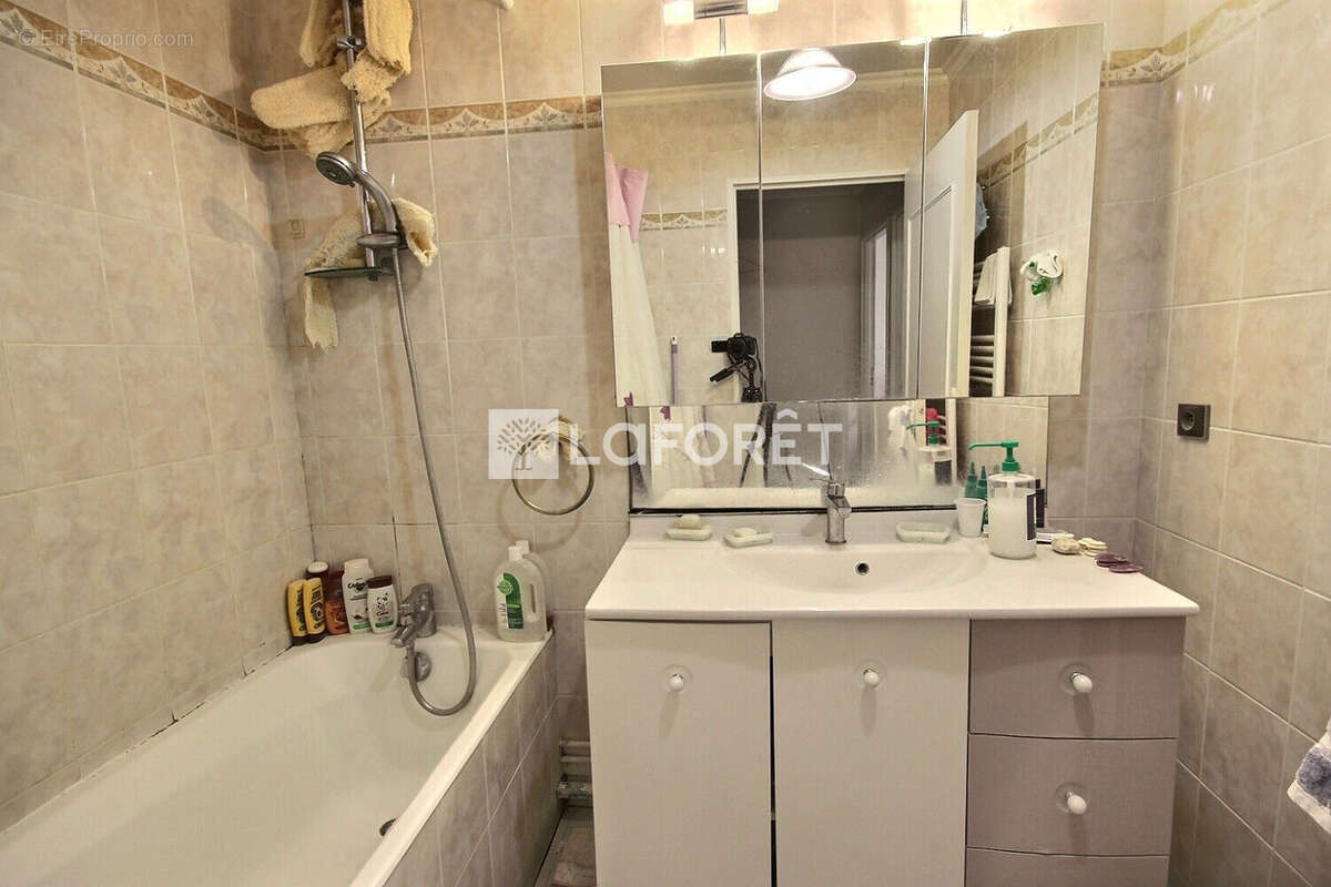 Appartement à COURBEVOIE