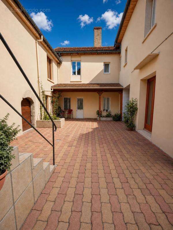Immeuble de 14 pièces de 350 m² à Beaulieu-sur-Loire - photo 2
