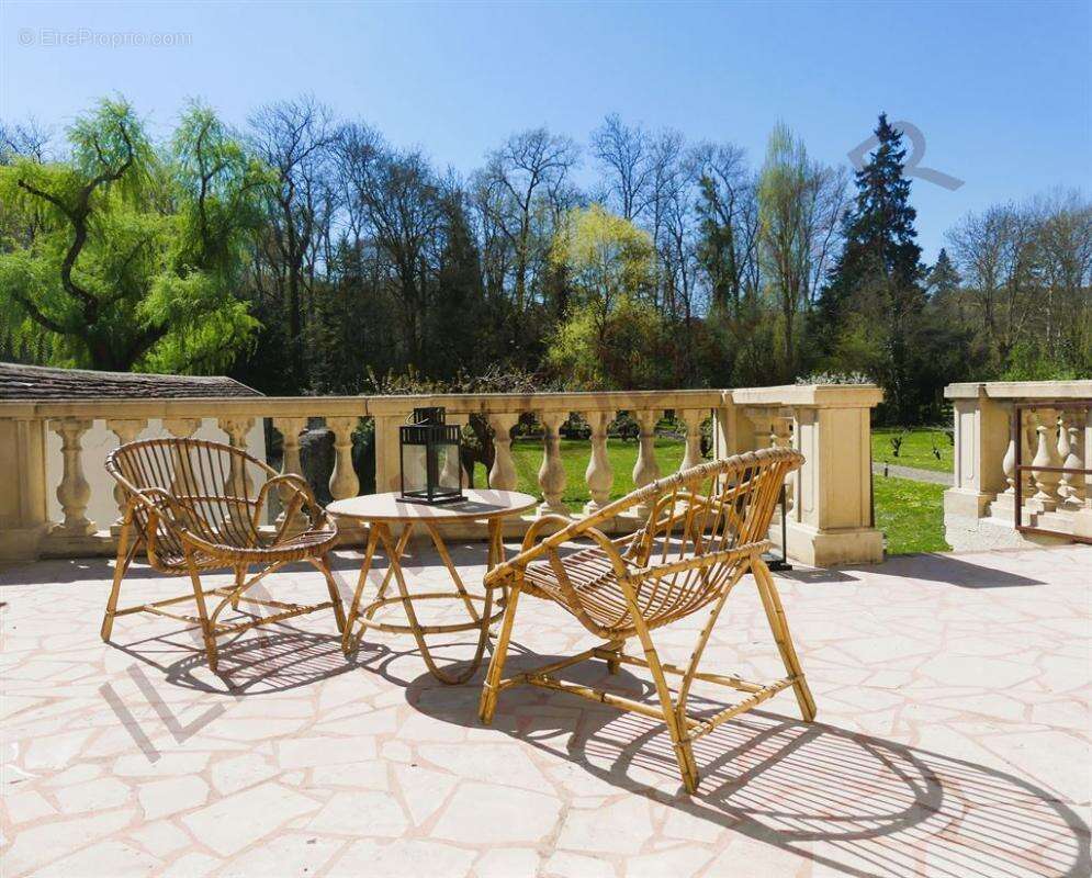 Maison à ESCOLIVES-SAINTE-CAMILLE