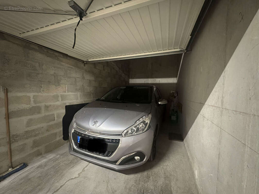 Parking à SAINT-CYR-SUR-MER