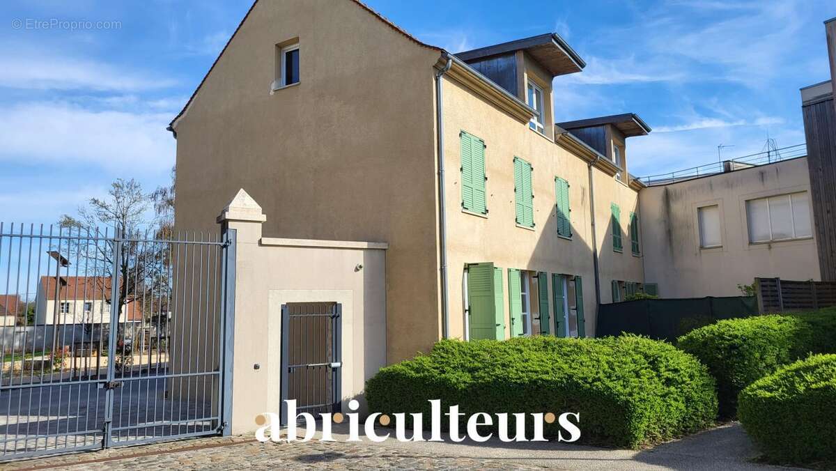 Appartement T3 lumineux avec vue exceptionnelle sur le bassin et le pigeonnier – Résidence de standing à Survilliers - photo 2