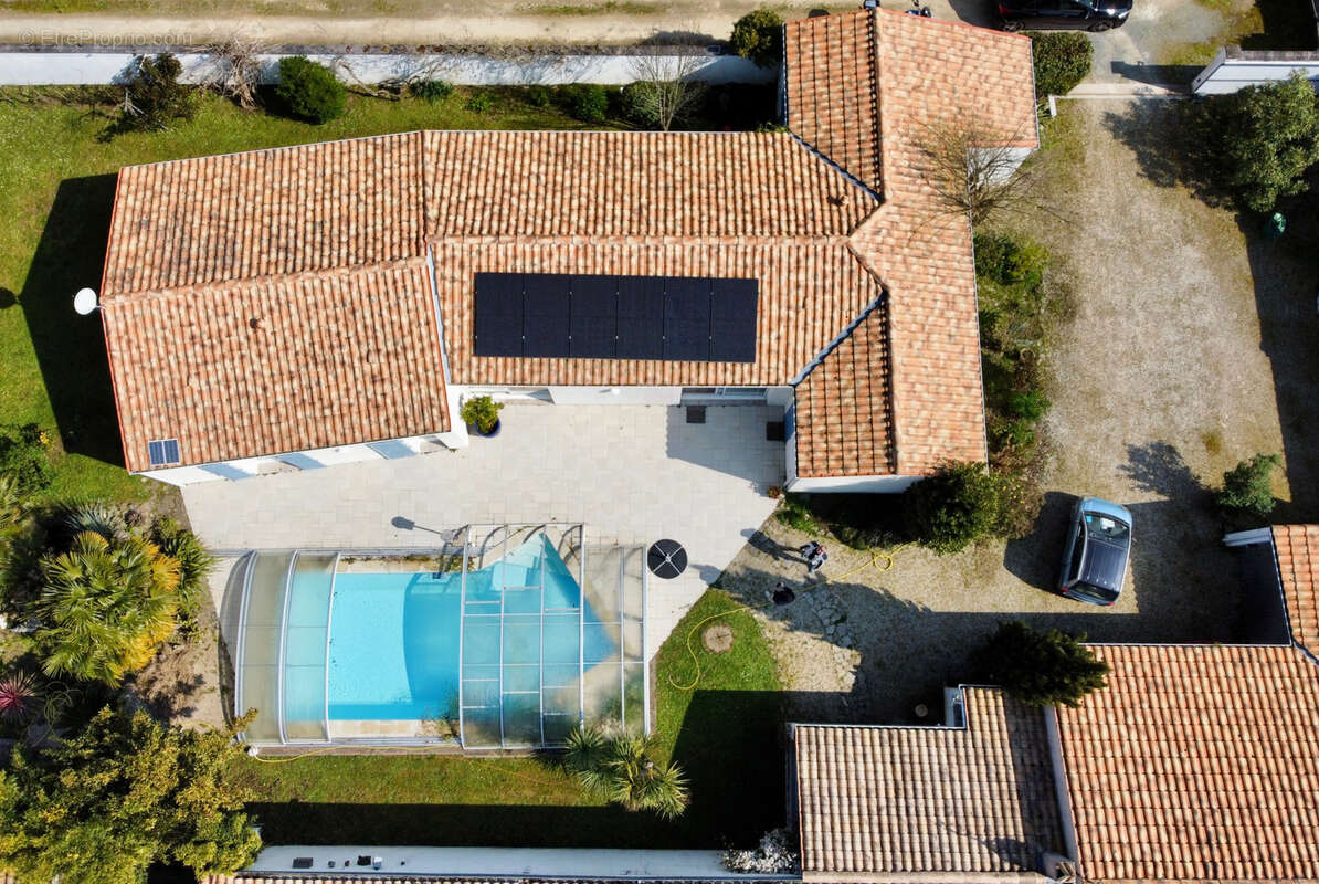 Élégante maison avec piscine et jardin paysager dans un environnement privilégié - photo 7