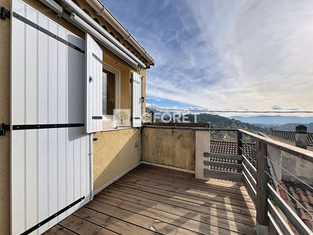 Appartement à ROQUEVAIRE