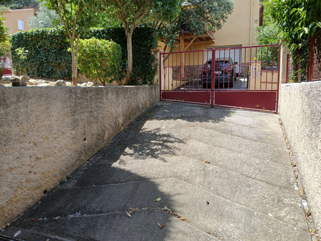 Villa sur 3 faces , 3 niveaux, 5 chambres , 2 bains, jardin , garage et parking. - photo 45