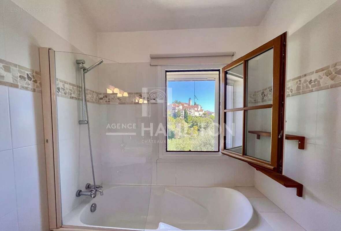 Maison à CHATEAUNEUF-GRASSE
