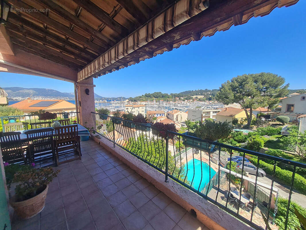 * Vue Mer  imprenable* Maison 5 Pièces avec 3 Chambres * Terrasse et Piscine * Garage * (83430) SAINT MANDRIER SUR MER - photo 6