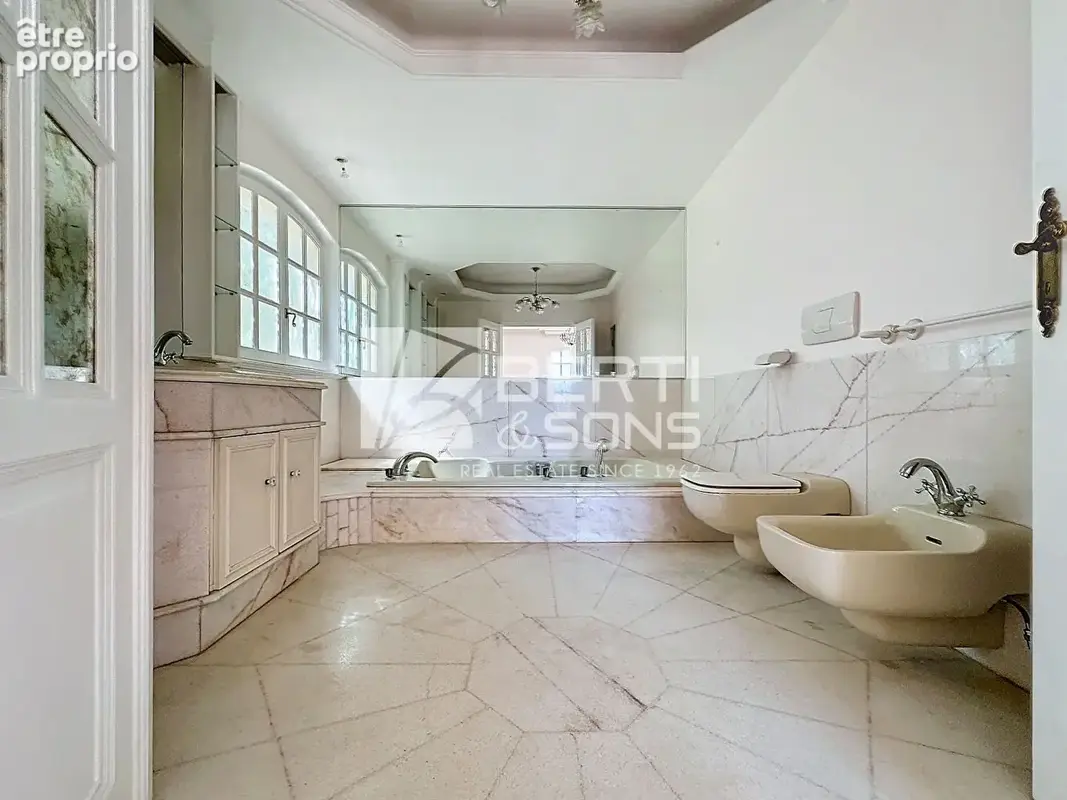 Mandelieu - secteur recherché - villa 7 pieces de 256m² avec piscine - vue esterel et mer - photo 9