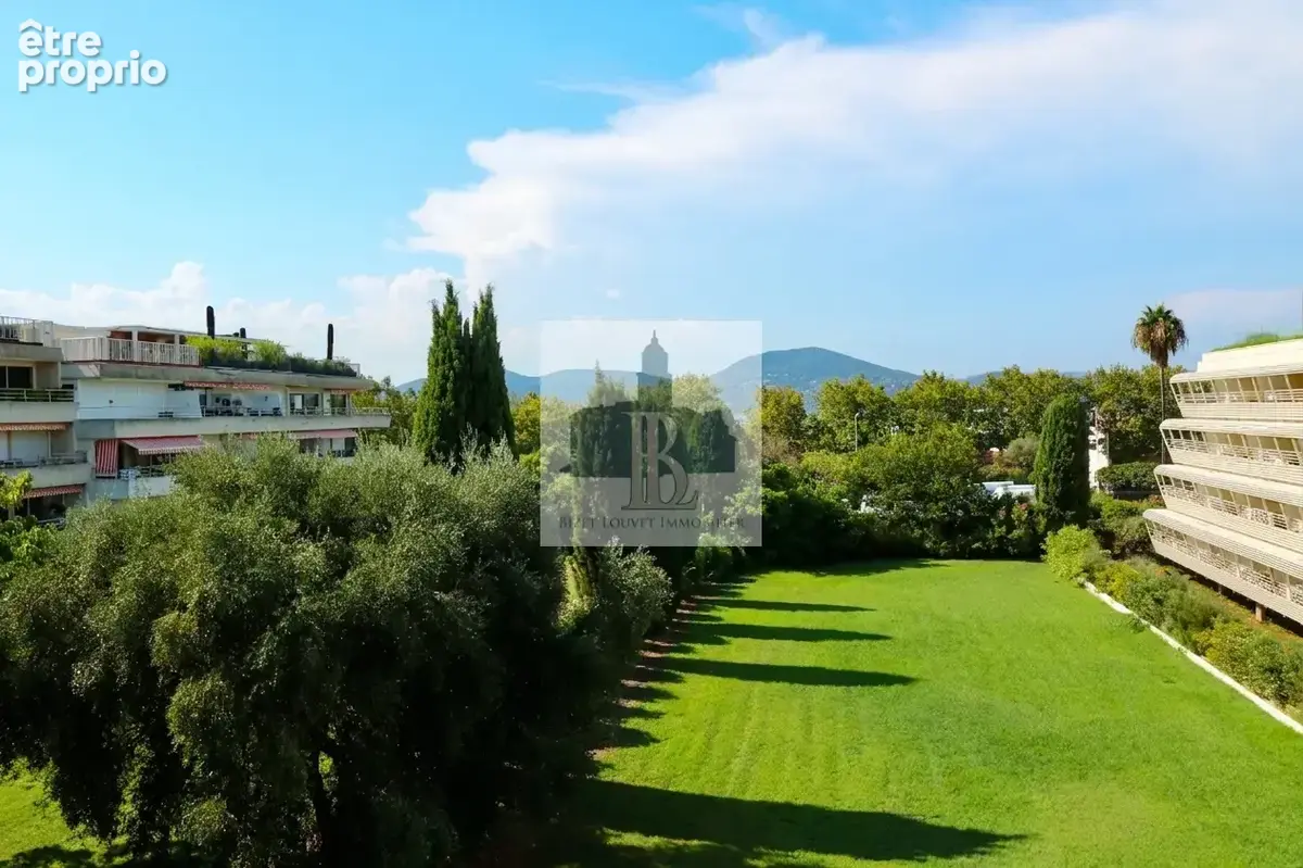 Rare à Saint-Tropez - Emplacement d'exception pour cet appartement avec terrasses et garage, piscine - photo 2