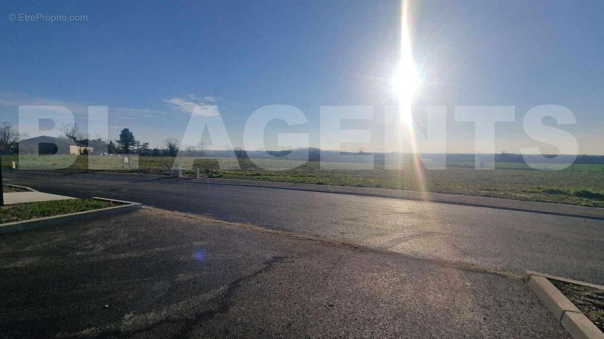 2 - Terrain à CASTELSARRASIN