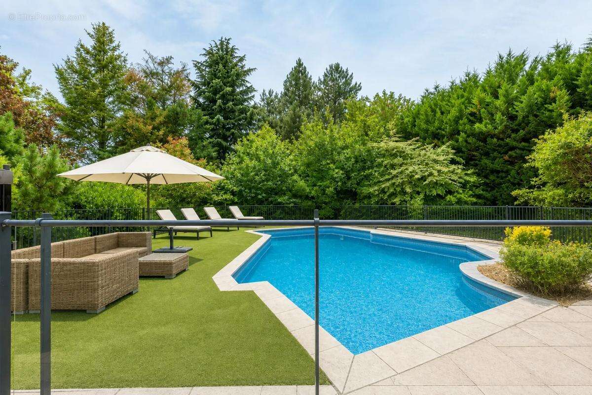 Maison de 8 pièces de 210 m² à Saint-Cyr-sur-le-Rhône - photo 5