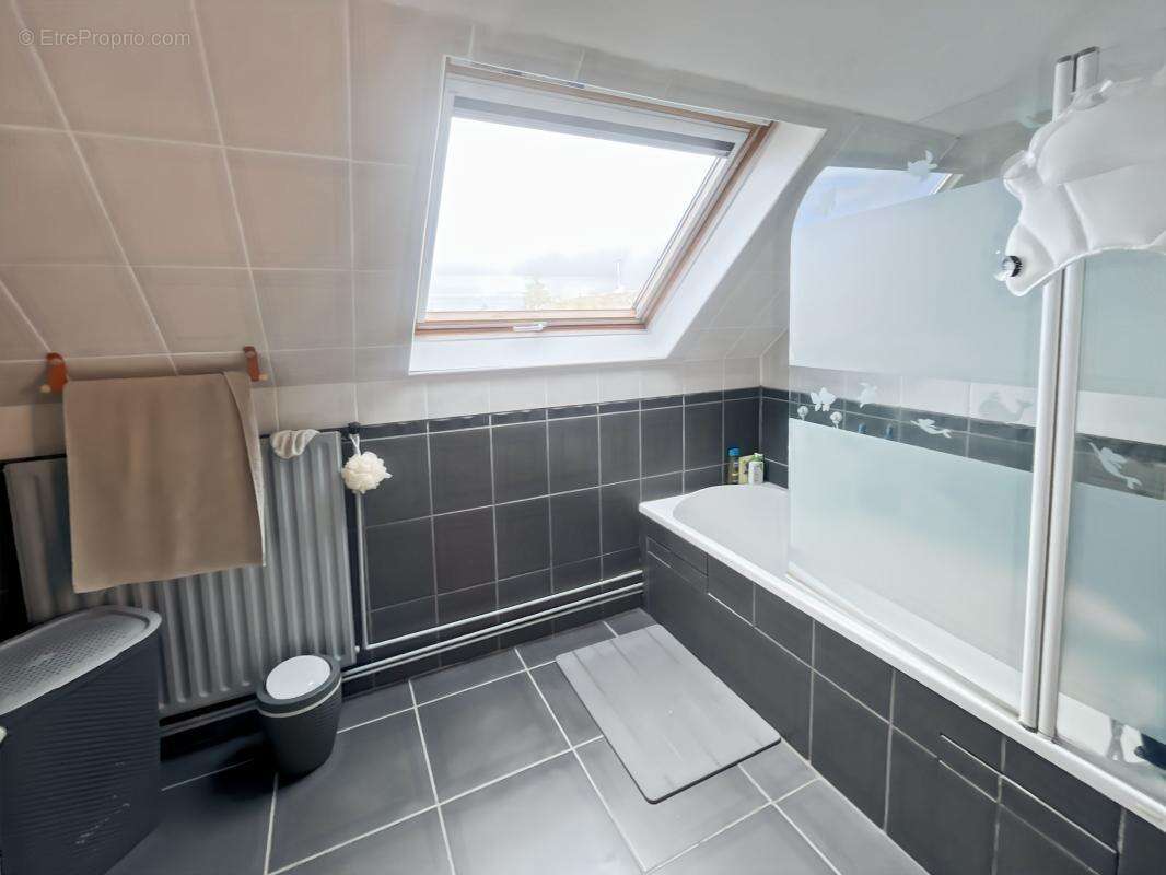  Maison 4 chambres à vendre, idéalement située proche commerces, écoles et commodités, belle pièce de vie lumineuse, terrain clo - photo 11