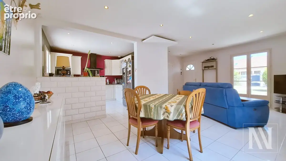 Maison de plain-pied avec piscine et terrain de 1 900 m2 en bord de ruisseau - photo 3