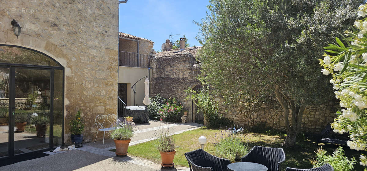 Maison à LA ROQUE-D'ANTHERON