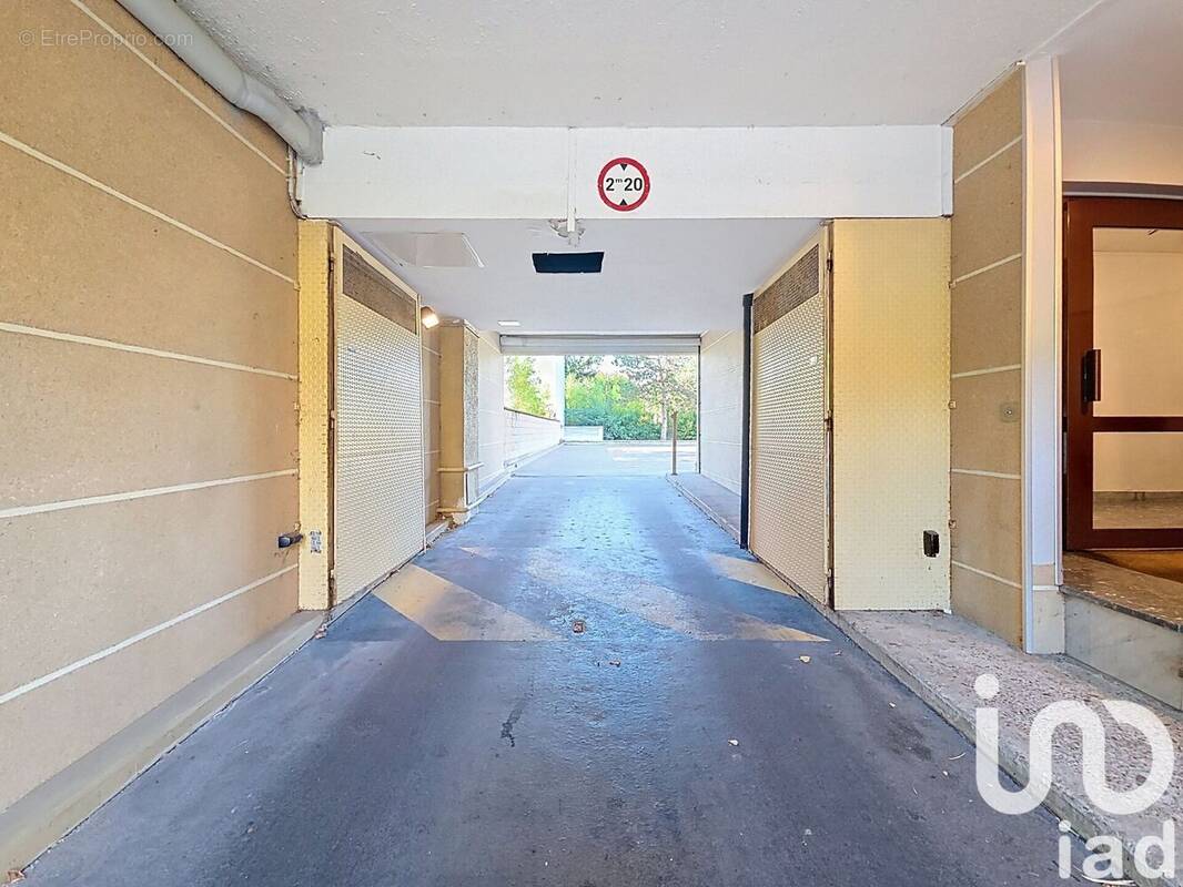 Photo 1 - Parking à RUEIL-MALMAISON