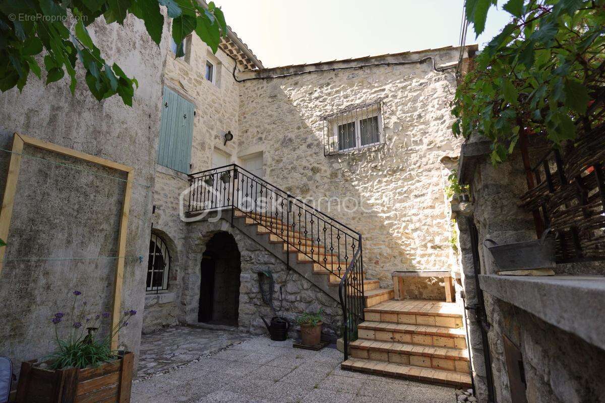 Maison de village avec cour arborée, garage et cave - photo 2