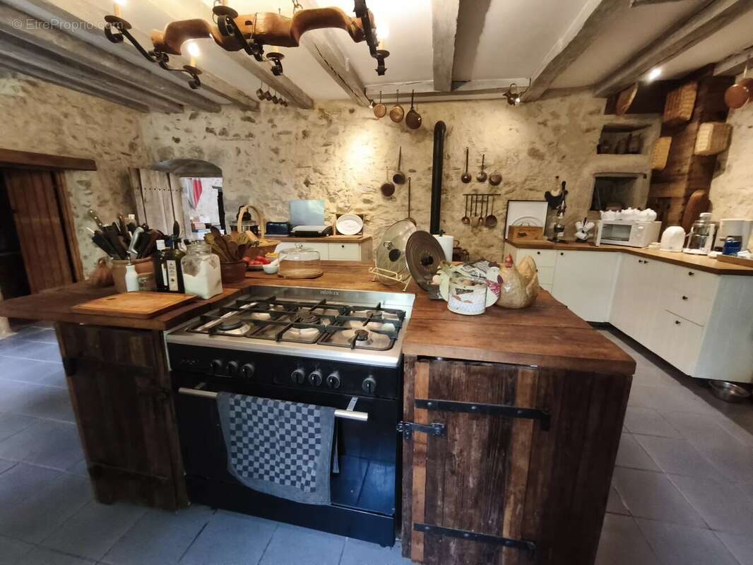 Domaine de Campagne Élégant du XIIIe Siècle avec Bois, Camping & Dépendances - photo 10