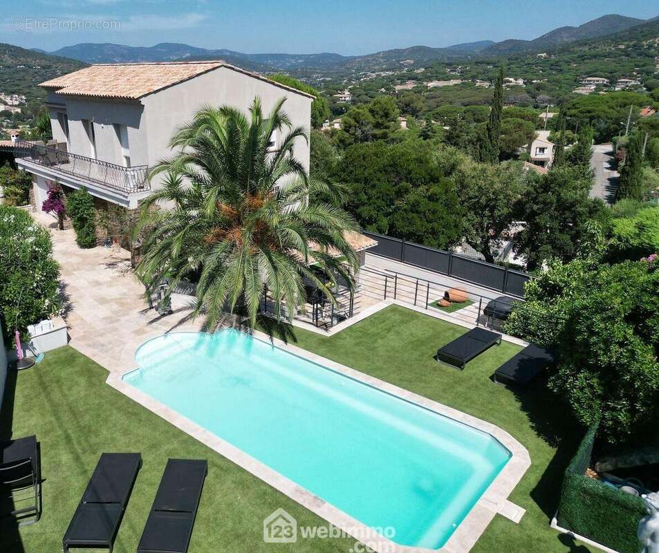 Superbe espace extérieur avec piscine et vue dégagée sur les collines. - Maison à SAINTE-MAXIME