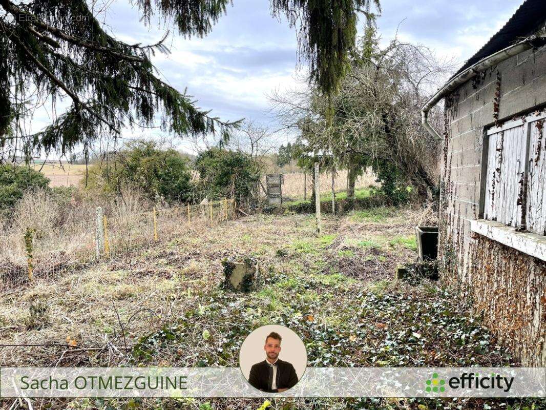 Parking à AZAY-LE-FERRON