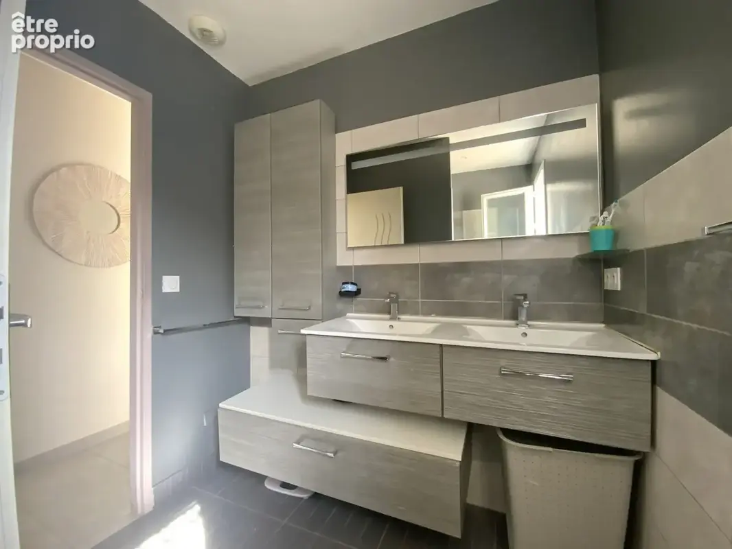 Villa de plain pied sur beau terrain arboré avec piscine. - photo 8