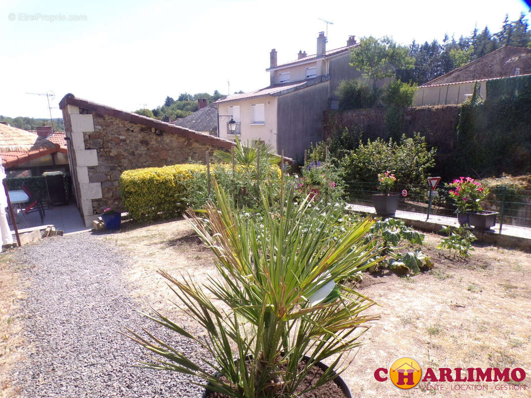 Maison 130 m² à Chabanais  - photo 9