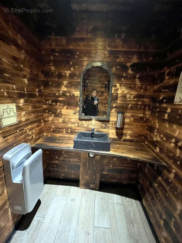 Commerce à CRAPONNE-SUR-ARZON