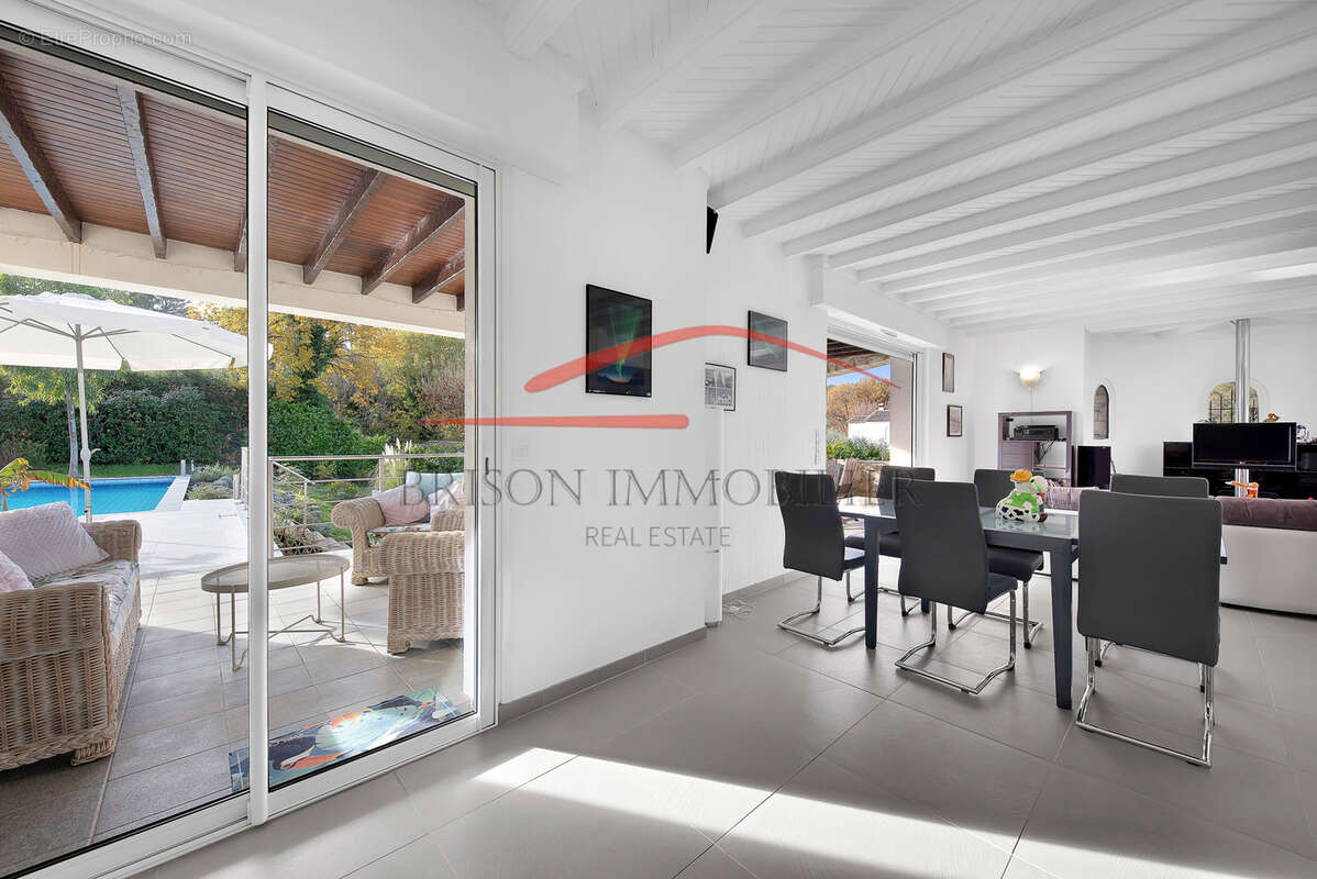 Maison à ROQUEFORT-LES-PINS