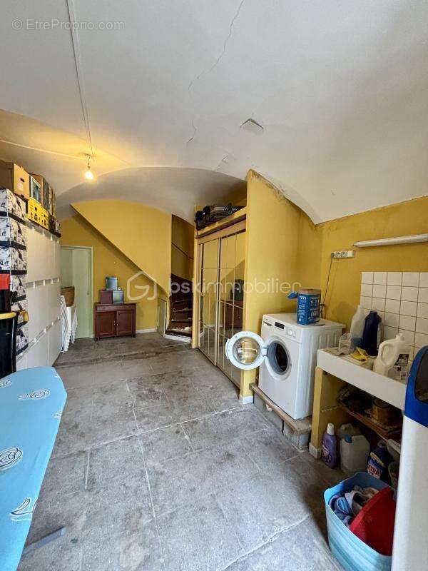 Maison de village de caractère – 210 m², fort potentiel, garage et dépendances - photo 15