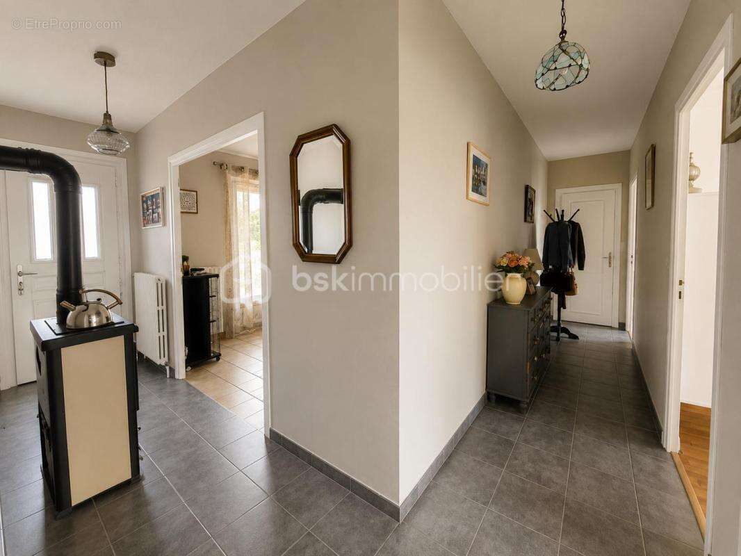 Maison familiale de 142 m² avec terrain arboré de 2 394 m², sous-sol complet et combles aménagés - photo 7