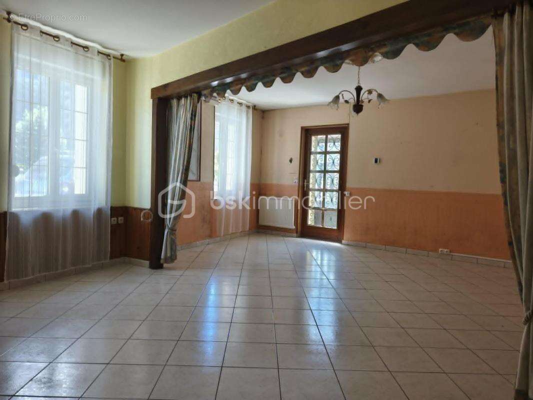 Maison familiale de 141 m2 - Dépendances - Jardin - photo 3