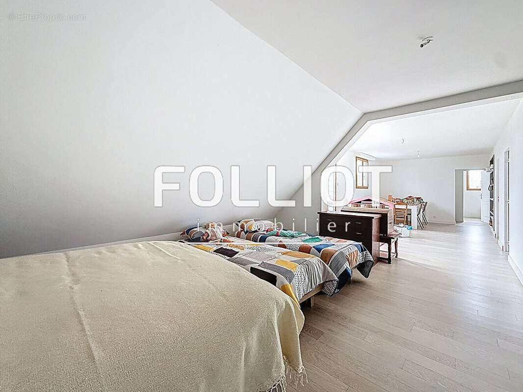 Maison familiale à vendre à Jullouville - Confort et tranquillité assurés - photo 11