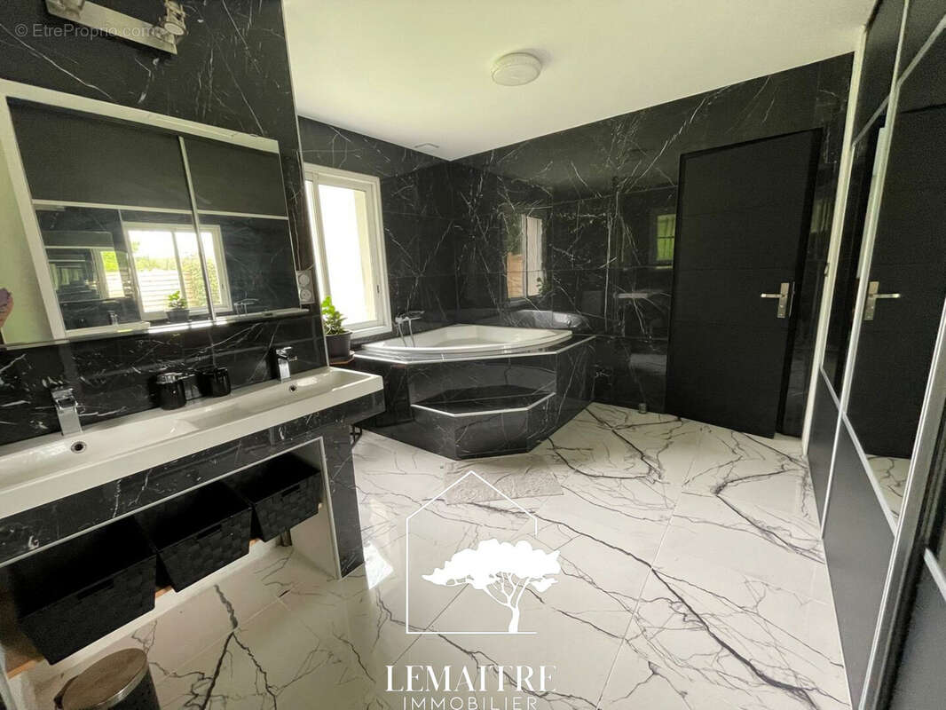 Maison à LES MATHES