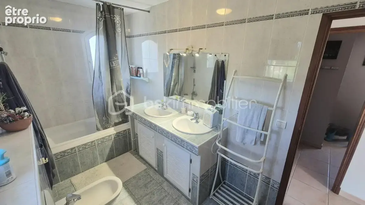 PIERREFEU - Villa de 128 m² - Parcelle 1000 m² - 4 chambres - Garage - Piscine - photo 14