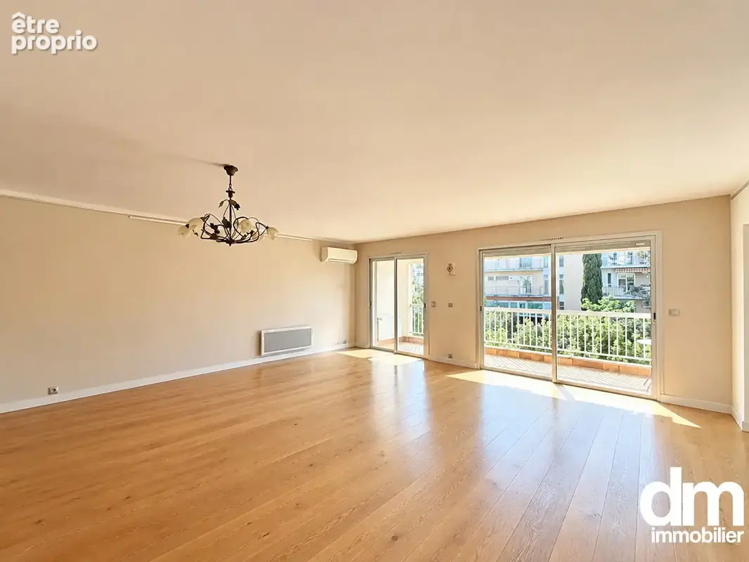 Appartement de type 4 avec trois terrasses, loggia, garage et deux caves. - photo 5