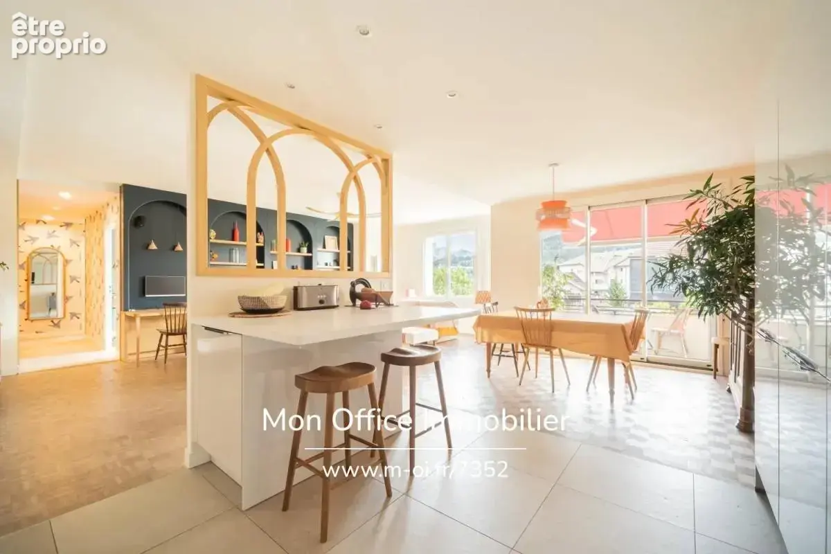 Référence : 7352-TCA - Appartement 4 pièces traversant vue montagnes, rénové avec goût avenue de Chambéry (74000 Annecy) - photo 12