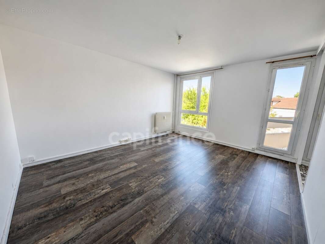 Appartement F3 avec loggia et parking - proche commerces et gare - photo 2