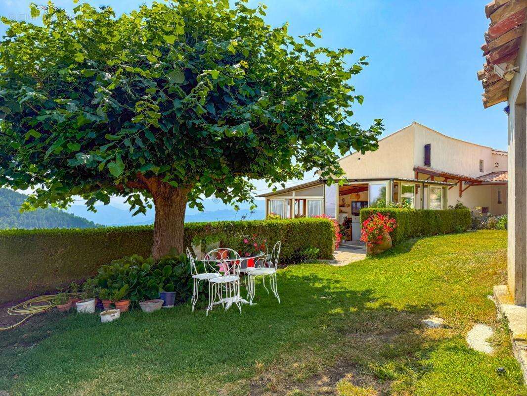 Bâtisse de 180,30 m², 3 appartements + Terrain 34 443 m² - photo 23