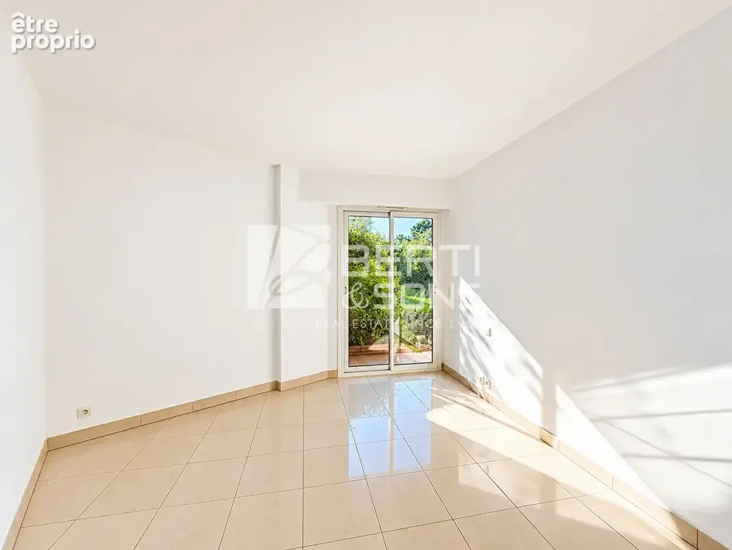 Mandelieu minelle - vaste 4 pieces en rez-de-jardin dans domaine securise - gardien piscine garage parking ext - photo 10