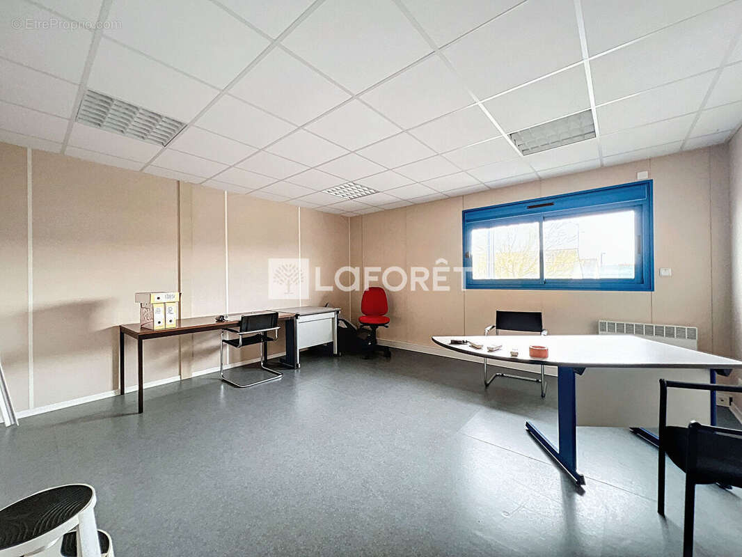 Entrepôt / local industriel Le Puy Notre Dame 4500 m2 - photo 4