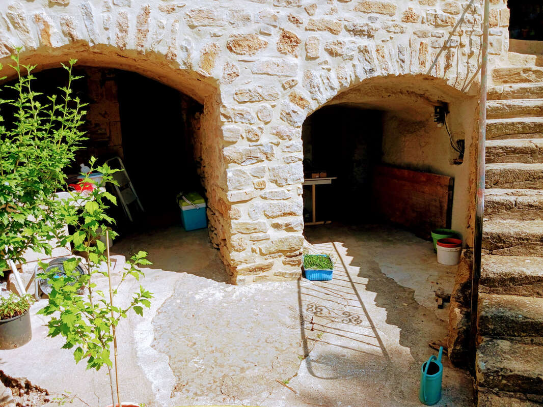 Maison à SAINT-ETIENNE-DE-FONTBELLON