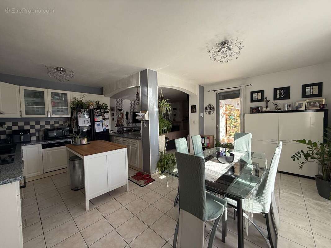 Maison à CHARNECLES