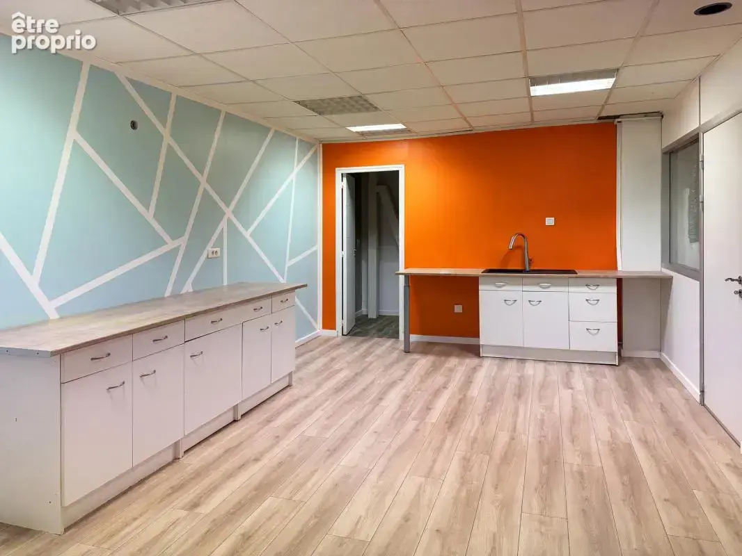 Entrepôt et bureaux - photo 5
